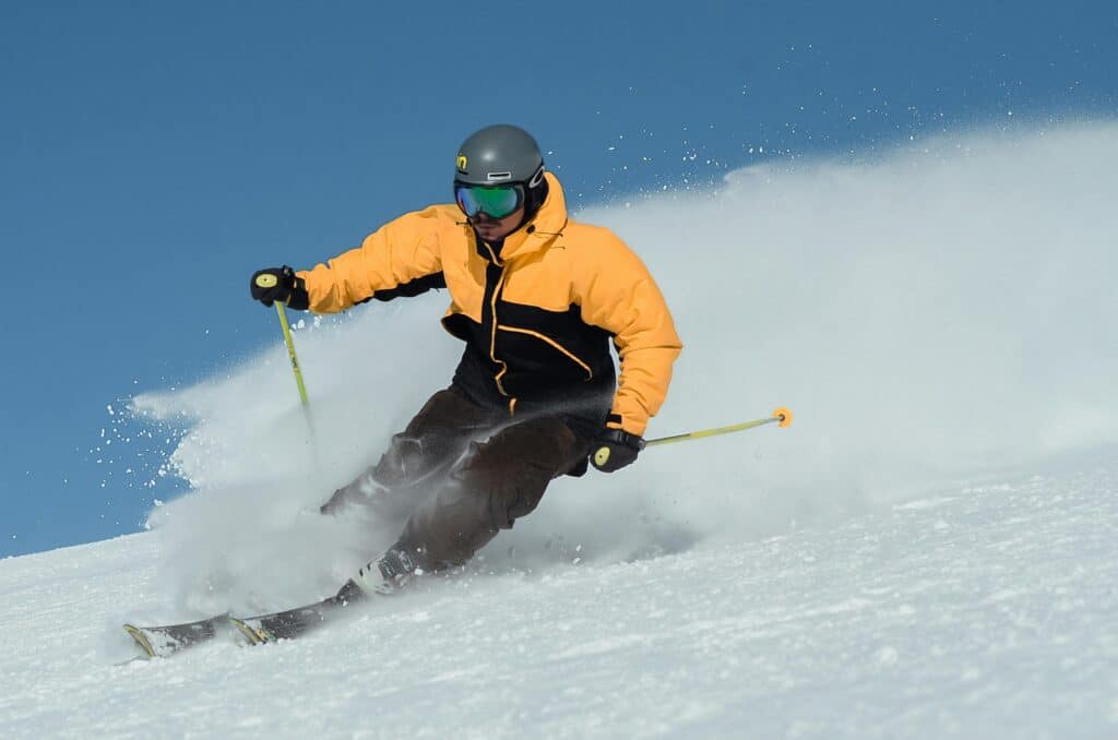 Skieurs en manque de neige.