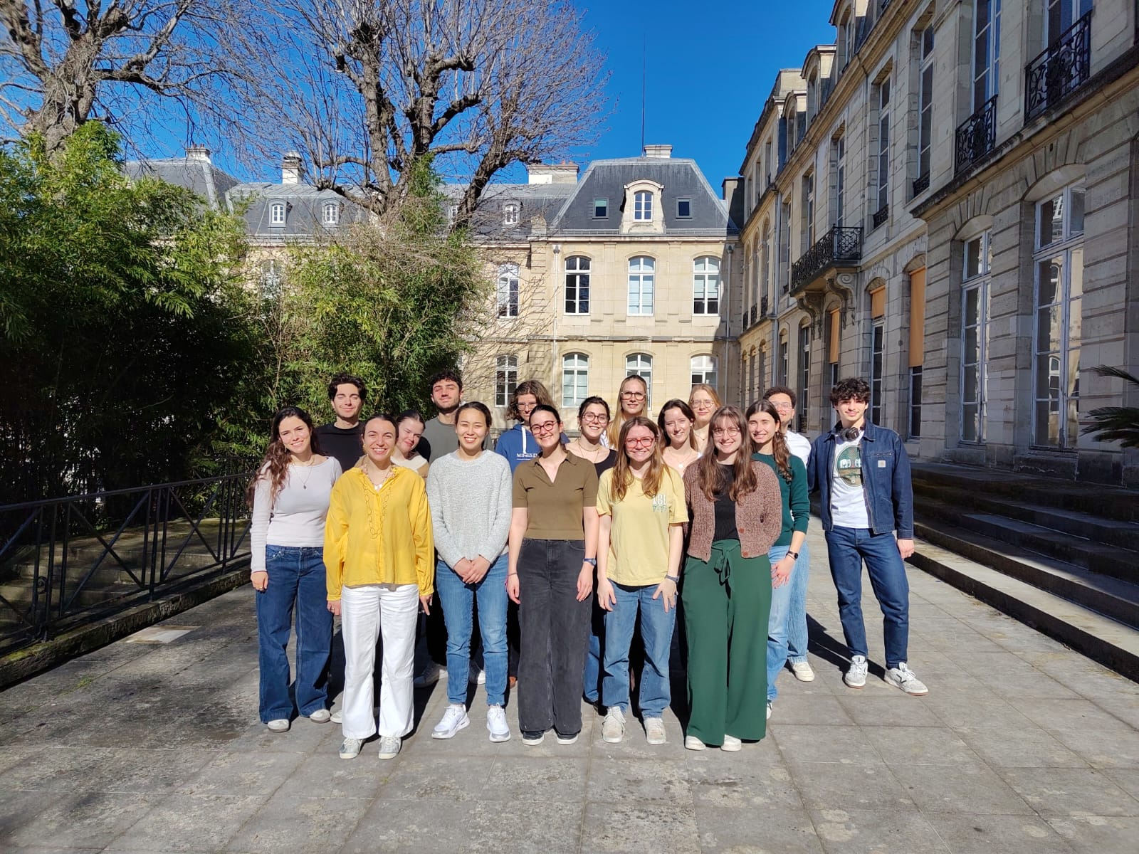 Encourager les vocations scientifiques dès le secondaire : le nouveau pôle « Éducation » de l’association féMINistes!